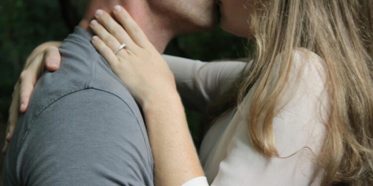 7 Love Quotes for Her to Express Your True Feelings